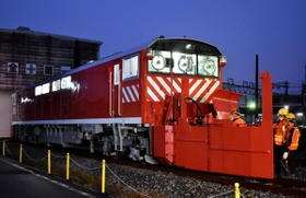 保線係員によるラッセル車の点検作業＝１１日午前、ＪＲ豊岡駅