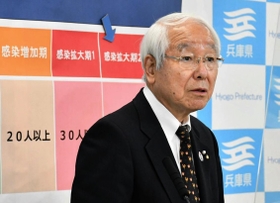 対策本部会議後に会見した兵庫県の井戸敏三知事＝１１日午後、兵庫県庁