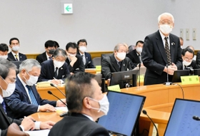 新型コロナウイルス感染症対策本部会議の冒頭であいさつする兵庫県の井戸敏三知事＝１１日午前、神戸市中央区、県災害対策センター