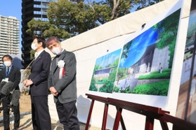 起工式に出席する安藤忠雄さん（右）と久元喜造市長（右から２人目）＝１１日午前、神戸市中央区加納町６（撮影・鈴木雅之）