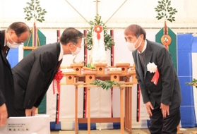 「こども本の森　神戸」の設計を担当し、起工式で関係者にあいさつする建築家の安藤忠雄さん（右）＝１２日午前、神戸市中央区加納町６（撮影・鈴木雅之）