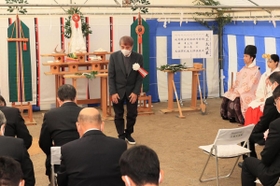 「こども本の森　神戸」の設計を担当し、起工式に参加する建築家の安藤忠雄さん（中央）＝１２日午前、神戸市中央区加納町６（撮影・鈴木雅之）