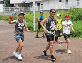 ７月に開かれたレースで走るランナーたち。ゼッケンも応援もなく、大会が開かれているようには見えない＝７月１２日、神戸市中央区脇浜海岸通（慈さん提供）