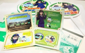 タオルやうちわ、ノートなどの北神弓子グッズ。売れ行きも上々という＝神戸市営地下鉄三宮駅
