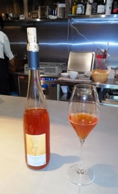 オレンジ色の白ワイン「トゥー・テリブルモン・マセラシオン　２０１９」＝京都市下京区