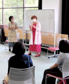 当事者研究会「生きるのヘタ会？」の参加者と向き合う細川貂々さん（中央奥）＝８月、宝塚市立中央図書館