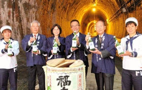 初蔵出しした兵庫湊川隧道貯蔵酒「隧　ＺＵＩ」をアピールする関係者＝神戸市兵庫区湊川町９