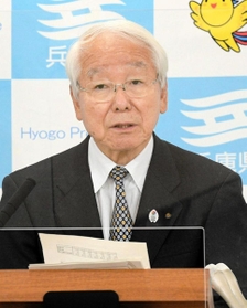 新型コロナウイルスの１日の感染者数が１００人を超えたことについて話す井戸敏三知事＝１７日午後、兵庫県庁（撮影・後藤亮平）