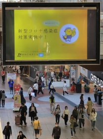 兵庫県で新型コロナウイルスの１日の感染者数が１００人を超えた１７日、マスク姿で歩く人ら＝同日午後、神戸市中央区三宮町１（撮影・吉田敦史）