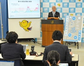 兵庫県内の新型コロナウイルスの１日の感染者数が１００人を超えたことに触れた井戸敏三知事の定例会見＝１７日午後、兵庫県庁（撮影・後藤亮平）