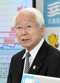 会見する井戸敏三知事＝１７日午後、兵庫県庁（撮影・後藤亮平）