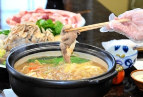 感染対策のため、手袋を着けて調理するスタッフ＝丹波篠山市立町、料理旅館「池富」