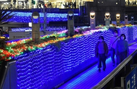 ライトアップされた歩道橋や植え込み＝１８日夜、神戸市中央区、ＪＲ三ノ宮駅前