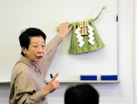 講演する河田千代乃名誉教授＝神戸市中央区中山手通２