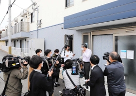 入居者への虐待行為について、報道陣に説明するサービス付き高齢者向け住宅「はやしの南」の管理者＝１０月１９日、明石市林２