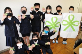 シトラスリボンを作り、全校児童に配った加古川市立野口南小学校の６年生＝同市野口町古大内