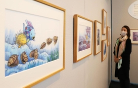 人気絵本シリーズの魅力が味わえる「にじいろのさかな原画展」会場＝神戸市東灘区向洋町中２（撮影・吉田敦史）