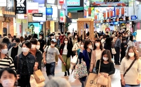 マスク姿の買い物客でにぎわう三宮センター街。経済的な影響を踏まえ、商業施設への営業短縮要請などは見送られた＝２０日午後、神戸市中央区（撮影・斎藤雅志）
