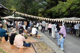 １０月に初開催された「みわかれマルシェ」。約千人が来場した＝丹波市氷上町石生