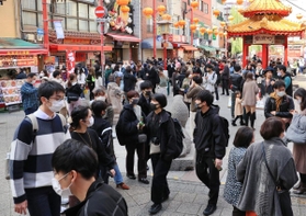 新型コロナの感染が急拡大する中迎えた３連休初日。神戸・南京町も多くの人たちでにぎわった＝２１日午後、神戸市中央区（撮影・鈴木雅之）