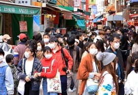 新型コロナの感染が急拡大する中迎えた３連休初日。神戸・南京町も多くの人たちでにぎわった＝２１日午後、神戸市中央区（撮影・鈴木雅之）