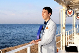２階のオフィスから降り、海を眺めるパソナグループの岡田智一さん＝淡路市野島平林