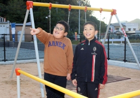 高齢男性を助けた状況を説明する小学生２人＝姫路市田寺４、田寺西公園
