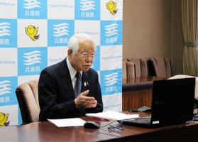 全国知事会のオンライン会合で、新型コロナウイルス対策について語る井戸敏三兵庫県知事＝２３日午前、県庁