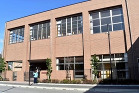 部活動中に男子生徒２人に柔道技をかけてけがを負わせたとして傷害罪で教諭が起訴された宝塚市立長尾中学校の体育館＝宝塚市長尾町