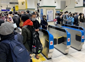 神戸市灘区の阪急電鉄神戸線の踏切で２３日夜に発生した脱線事故を受け、一部区間が２４日始発から運転を見合わせたため、振り替え輸送の利用客らで混雑するＪＲ三ノ宮駅。午前９時２０分ごろから順次運転を再開したが、混雑は続いた＝２４日午前、神戸市中央区布引町４（撮影・小谷千穂）
