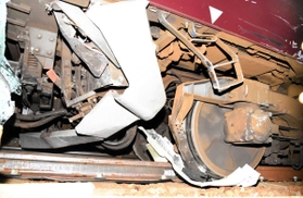 衝突で先頭車両の台車が約４０センチ脱線した＝２３日午後９時、神戸市灘区高羽町５（撮影・後藤亮平）