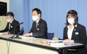 宝塚の体罰問題で、男性教諭の懲戒免職処分について説明する兵庫県教育委員会の稲次一彦教職員課長（中央）＝兵庫県庁