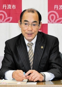 林時彦次期丹波市長の５万円給付案について持論を語る谷口進一市長＝丹波市役所