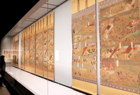 修復を終えた「聖徳太子絵伝」（右２幅、香雪美術館蔵）＝中之島香雪美術館