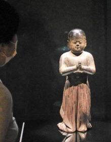 ２歳の聖徳太子をかたどった木彫の「南無仏太子像」（鎌倉時代・１３世紀、香雪美術館蔵）。異なる年代の太子像を見比べるのも面白い＝中之島香雪美術館