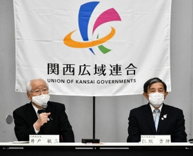 関西広域連合の新たな連合長に選ばれた仁坂吉伸和歌山県知事（右）と連合長を退任する井戸敏三兵庫県知事＝大阪市内