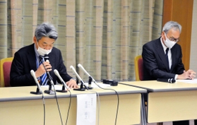 神戸市立医療センター西市民病院での新型コロナウイルス感染者確認を説明する市幹部ら＝２５日午後、神戸市役所（撮影・伊田雄馬）