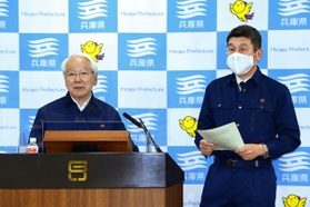 淡路市の養鶏所で発生した鳥インフルエンザについて説明する井戸敏三知事（左）と寺尾俊弘農政環境部長＝２５日夜、兵庫県庁（撮影・秋山亮太）