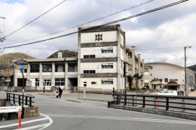 新型コロナウイルスのクラスターが発生した市川中学校＝兵庫県市川町甘地