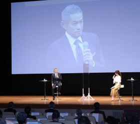 新聞大会で「スポーツが持つチカラ」と題して講演するイチローさん。右は三田友梨佳アナウンサー＝２６日午後、神戸市中央区港島中町６、神戸ポートピアホテル（撮影・辰巳直之）