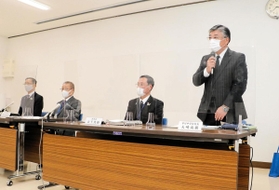 会見する大崎尚樹校長（右）ら＝市川町役場