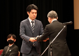 新聞協会賞を贈られる神戸新聞の井上駿記者＝２６日午前、神戸市中央区港島中町６、神戸ポートピアホテル（撮影・大森　武）
