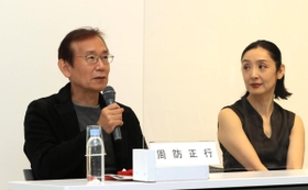 公開収録について会見する映画監督の周防正行さん（左）と元バレリーナで女優の草刈民代さん＝３０日午後、神戸市灘区原田通３（撮影・斎藤雅志）
