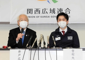 関西広域連合で新型コロナ対策を議論した後、住民への注意喚起を発表する井戸敏三兵庫県知事（左）と吉村洋文大阪府知事＝４月８日、兵庫県庁