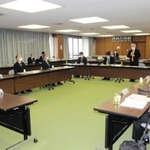 一時保護のあり方について検討した第三者委員会の初会合＝明石市中崎１、明石市役所