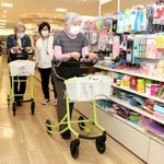 専用のカートで買い物を楽しむ高齢者＝宝塚市小林５、イズミヤ小林店