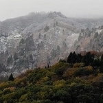 今季初冠雪が観測された氷ノ山＝４日午前、養父市（やぶ市観光協会氷ノ山鉢伏支部提供）