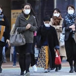 今季一番の冷え込みとなり、厚手の上着を着込み、マフラーを巻いて歩く人ら＝４日午前、神戸市中央区元町通１