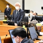 新型コロナウイルス感染症対策本部会議であいさつする井戸敏三兵庫県知事＝５日午後、神戸市中央区、県災害対策センター
