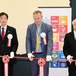 アジア初拠点の開設でテープカットする（右から）井戸敏三知事、ＵＮＯＰＳのＧＩＣ責任者ヨナス・スヴェンソン氏、久元喜造神戸市長＝６日午前、神戸市中央区浪花町（撮影・後藤亮平）